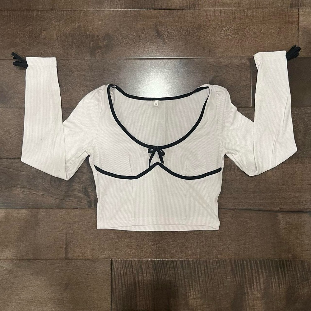 contrast trim long sleeve crop top